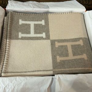 Brand new hermes Avalon blanket in coco camomile